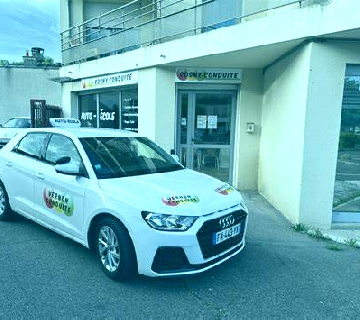 escort Akrou