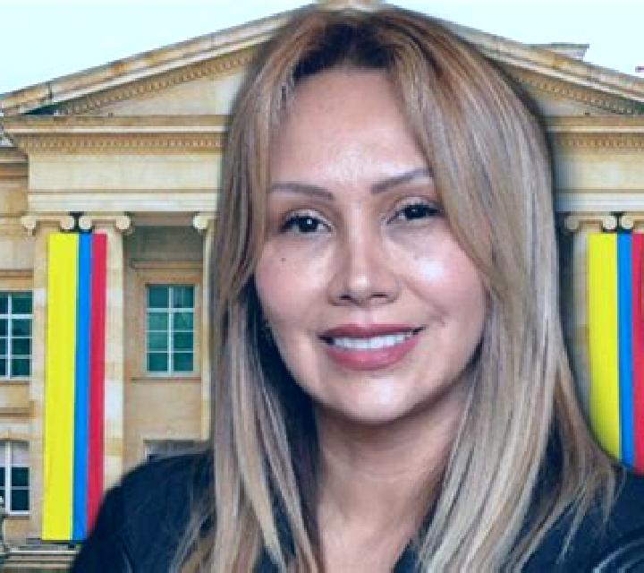 Sofía, 33, acompañante castaña de ojos verdes y etnia negra basada en Roja. Ofrece Chica de fiesta, Masaje, Beso francés profundo, Francés natural, Parejas. ...